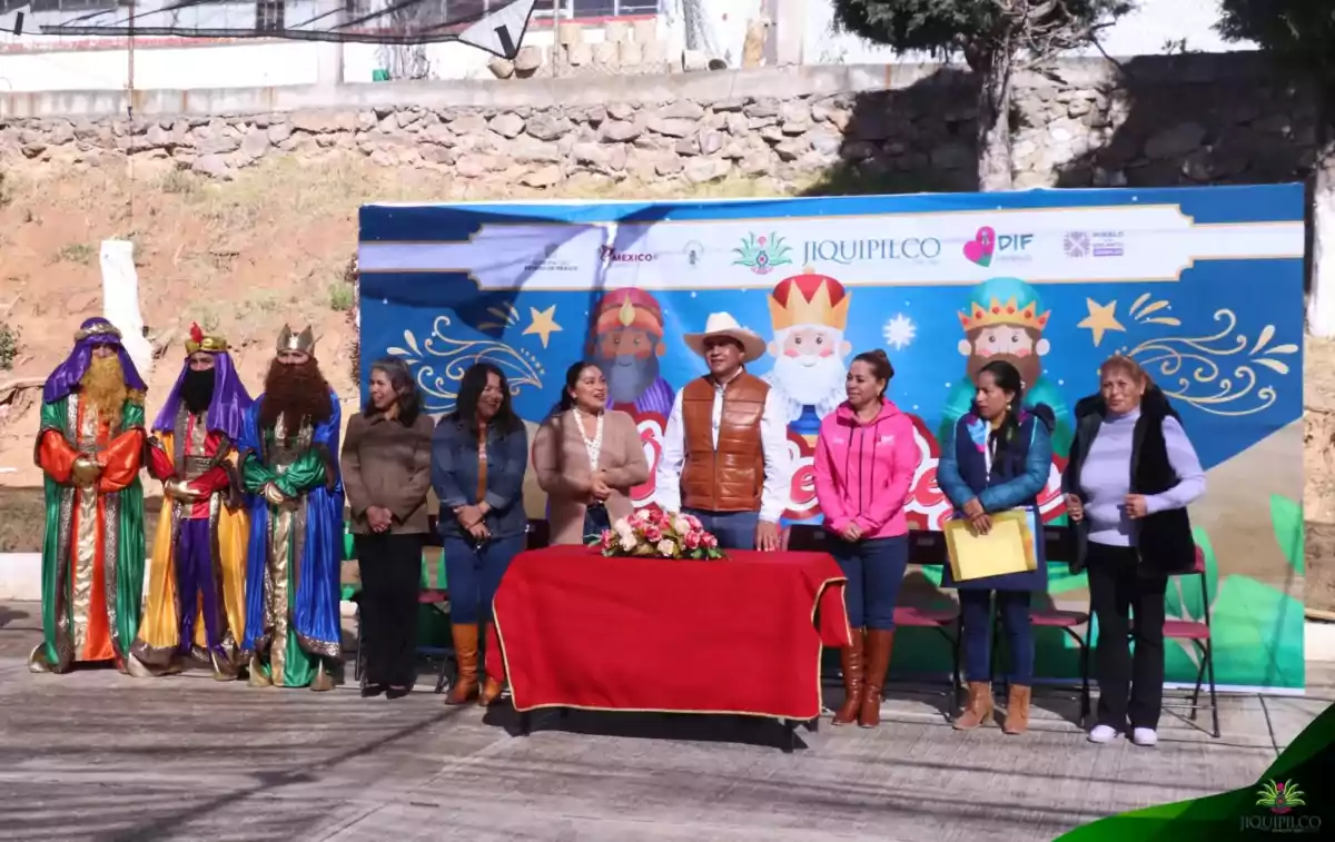 1704804738 Los Reyes Magos llegaron a Jiquipilco y entregaron juguetes a scaled