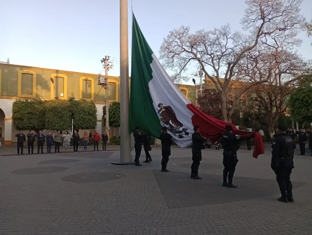 1709667682 Honores e izamiento de bandera por parte de la Direccion scaled