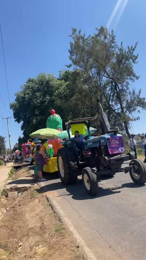 Sigue el paseo de la Fiesta del ￼quinto Viernes en